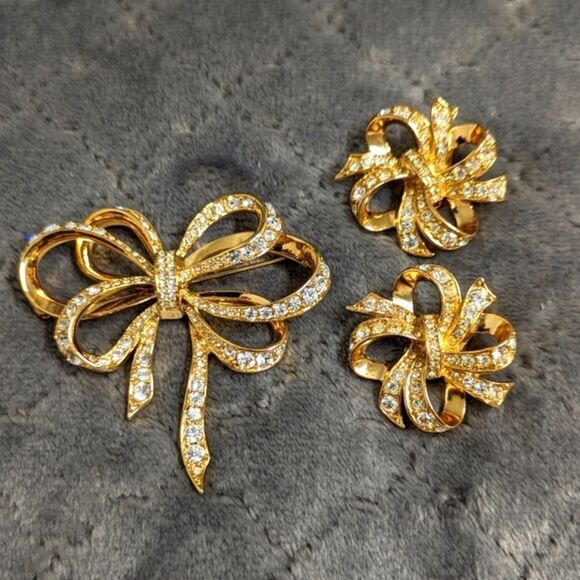 Vintage Kenneth J Lane (for Avon) Goldtone Bow Brooche/Matching Clip Earrings - Picture 2 of 16